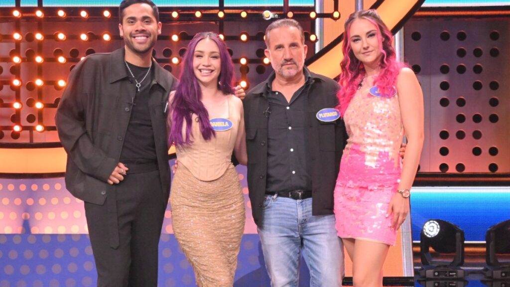 http://Dani%20Valle%20and%20Daniela%20Rodirce%20in%20100%20Mexianos%20in%20TV%20Azteca